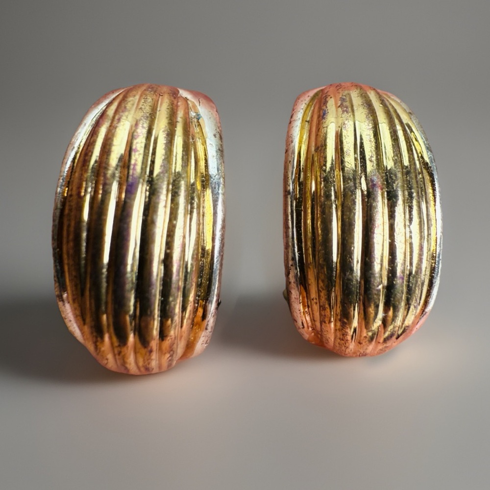 Vintage weighted, two tone, goldtone, silvertone, ribbed clip on earrings - Picture 5 of 9